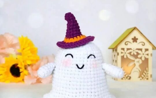 Small ghost crochet pattern wearing a hat