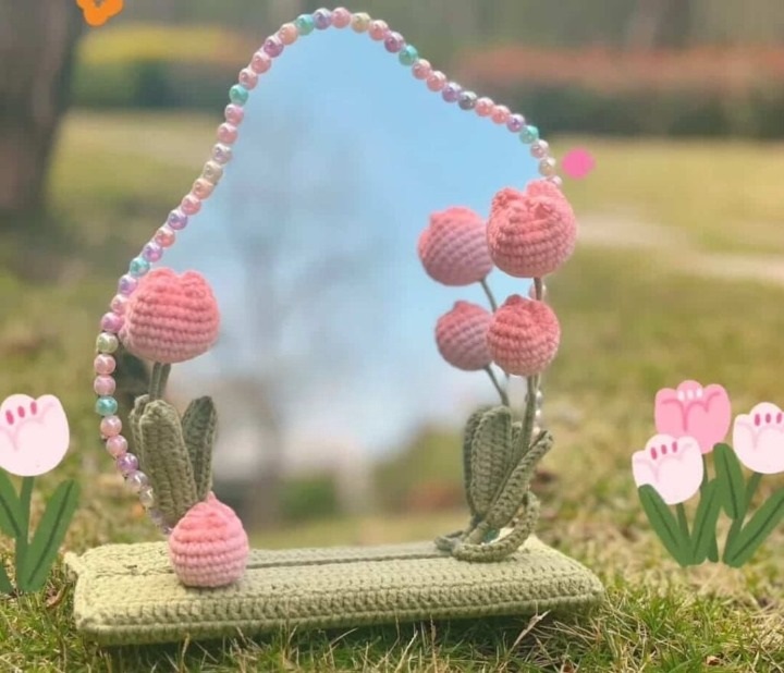 Crochet tulip pattern for mirror decoration