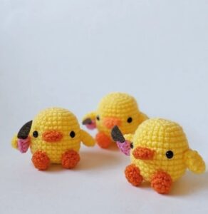 Knife-holding duckling crochet pattern