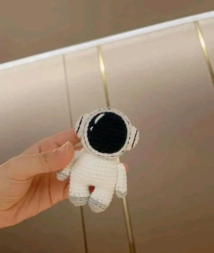 Astronaut crochet pattern