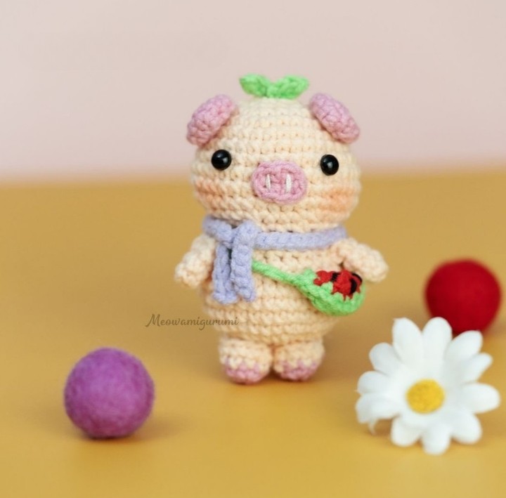 crochet pattern Pig wearing a bag
