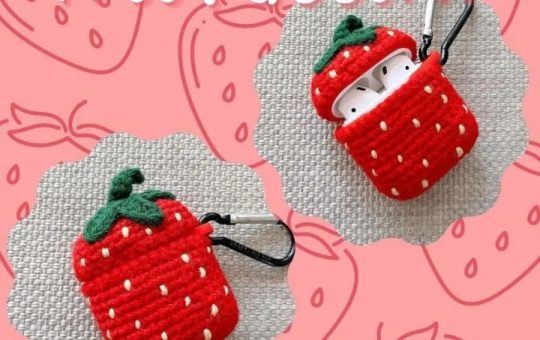 Strawberry airpods case crochet pattern