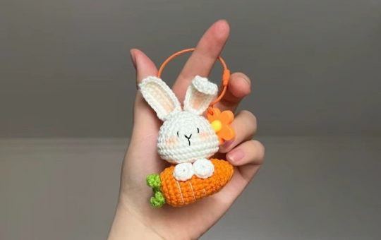 Free Rabbit hugs carrot crochet pattern