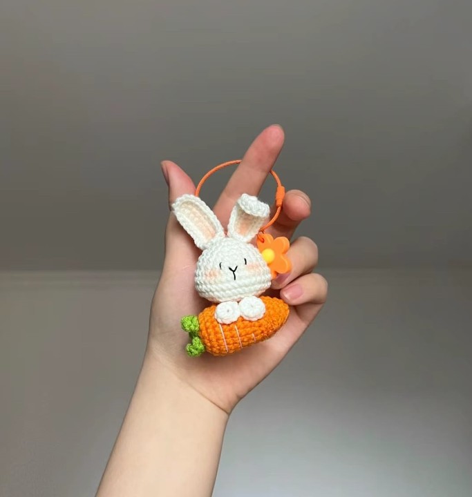 Free Rabbit hugs carrot crochet pattern