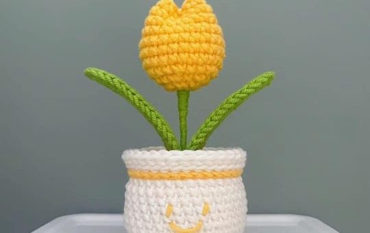 Tulip flower pot crochet pattern