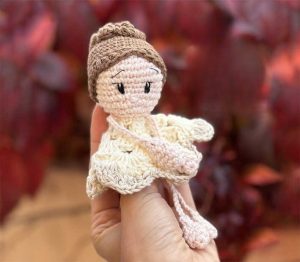 free Doll amigurumi crochet pattern