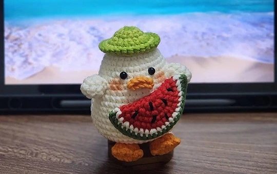 Amigurumi Duck eating watermelon pattern