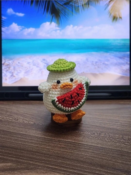 Amigurumi Duck eating watermelon pattern