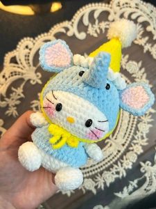 Elephant wearing birthday hat pattern