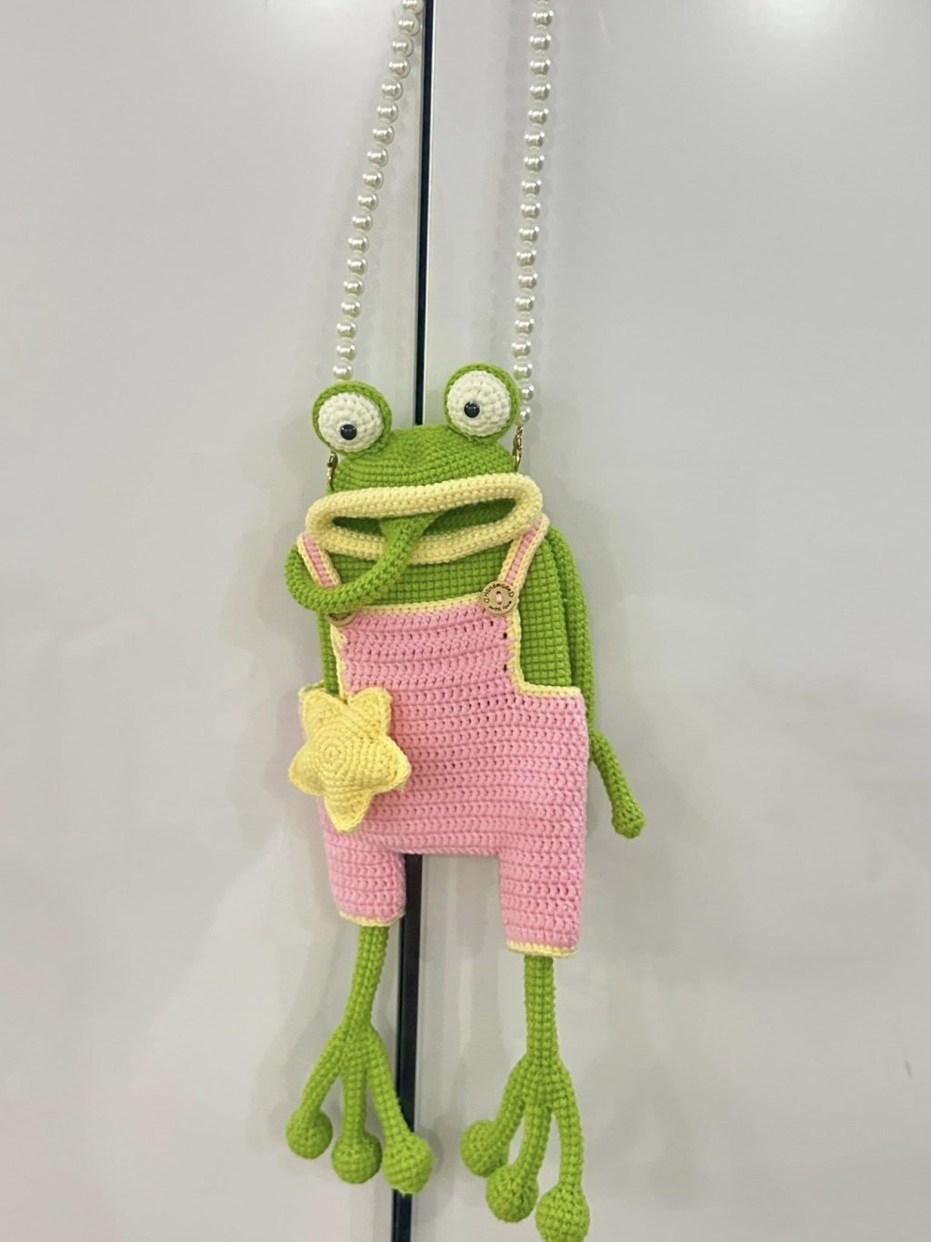 crochet a cute frog sling bag