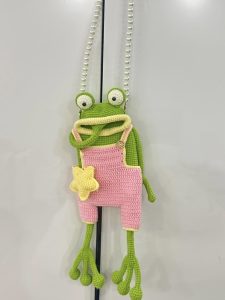 crochet a cute frog sling bag