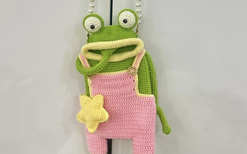 crochet a cute frog sling bag